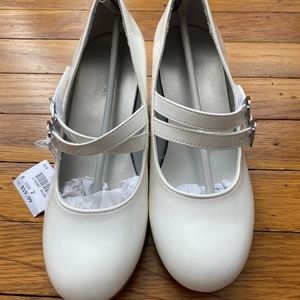 New American eagle size 2 white girls dress shoe